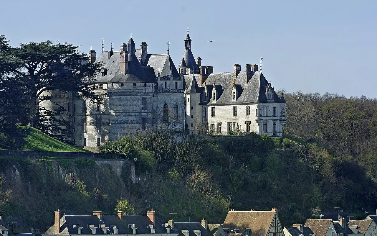 Το Château de Chaumont-sur-Loire στον λόφο του, πάνω από τις στέγες του χωριού και τον ποταμό Loire